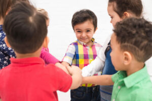 Criança junta e sorrindo, praticando a empatia