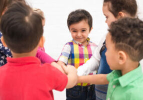 Criança junta e sorrindo, praticando a empatia