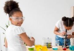 Duas meninas usando vidraria e reagentes de laboratório para melhorar o desenvolvimento infantil