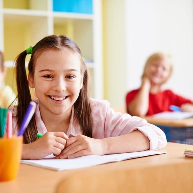 Aluna do ensino fundamental fazendo lição em casa de aula